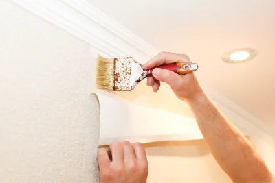 Pose de papier peint à Sacoué — revêtements muraux et toiles de verre